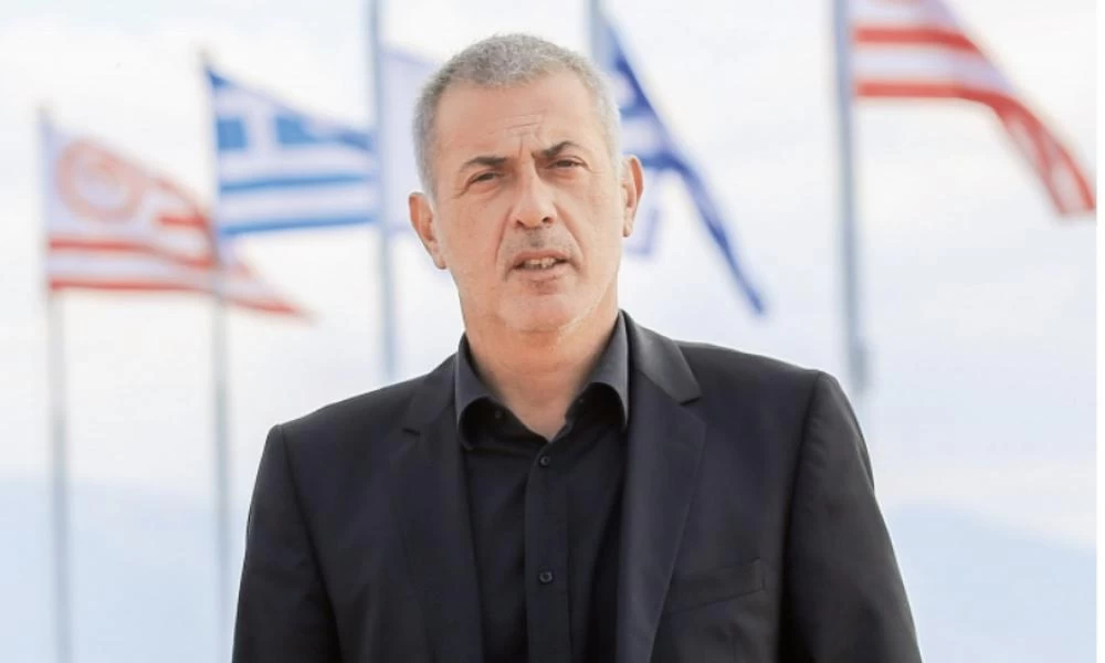 Πειραιάς: Γιορτάζει μοιράζοντας λουλούδια στους πολίτες